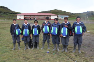 Yanacocha- Kit educativo entregado a alumnos 