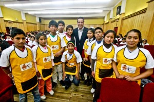 Vicepresidente, gerente general y Asuntos Corporativos de Yanacocha, JAvier Velarde, junto a participantes del programa.