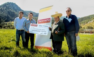 Entrega de cheque a comunidad (Yanacocha)