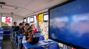 Escolares de Espinar en el Bus Escuela Móvil (Antapaccay).